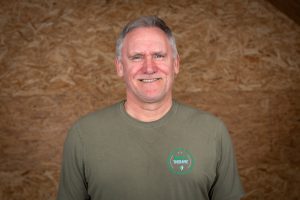gezicht van Wilco Boks Therapeut. groen/bruim shirt aan met logoi